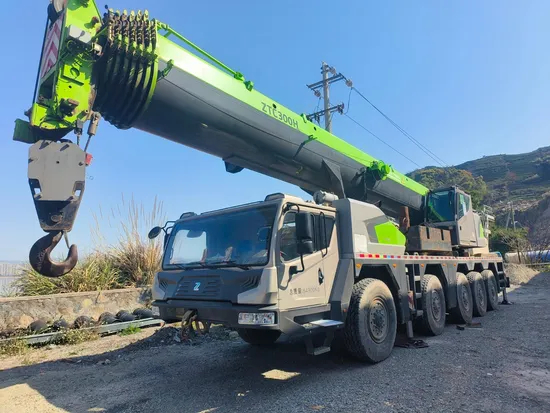 Nous vendons une grue de camion à 8 sections de 130 tonnes du Zoomlion 2021 d'occasion à vendre, parfaite pour toute application.