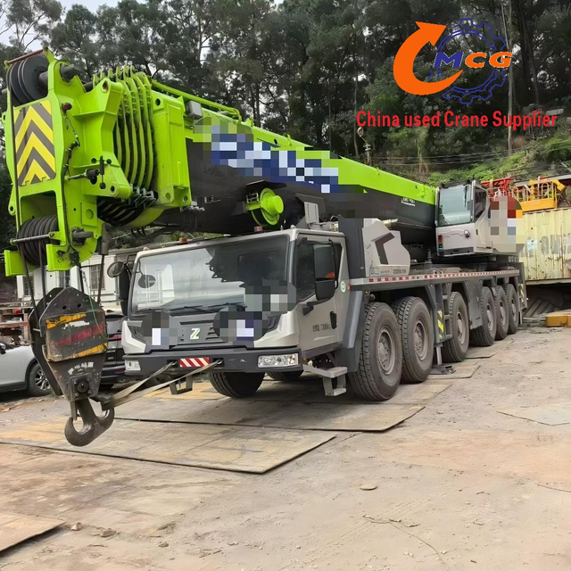 Camion-grue tout-terrain à six essieux et bimoteur Zoomlion de 300 tonnes 2024