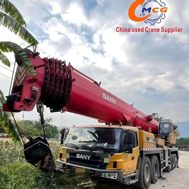 Le camion-grue de 100 tonnes produit par Sany en 2022 a travaillé 3 400 heures et parcouru 12 700 kilomètres