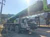 Nous vendons une grue de camion à 8 sections de 130 tonnes du Zoomlion 2021 d'occasion à vendre, parfaite pour toute application.