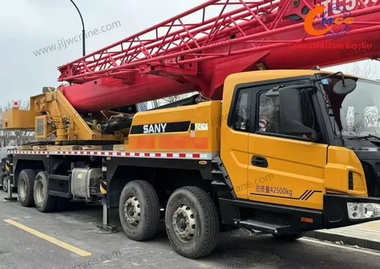 Une grue de camion de 50 tonnes Sany usagée fabriquée en 2023 en excellent état.