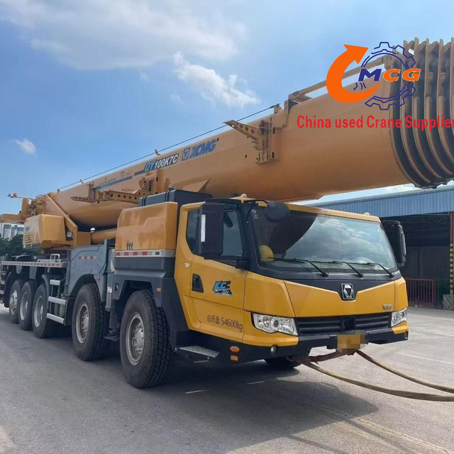 Une grue de camion de camion utilisée à 7 sections de 100 tonnes de 100 tonnes rentable.
