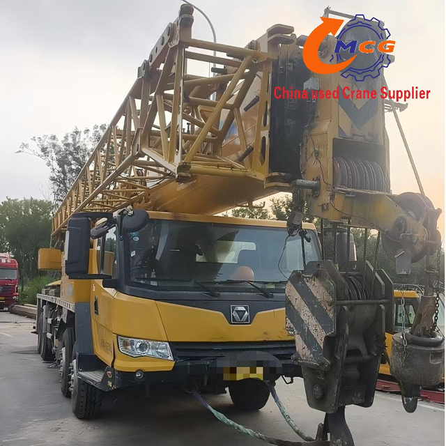 À vendre : Un camion-grue d'occasion XCMG 2021 économique de 50 tonnes. Vous en cherchez un ?