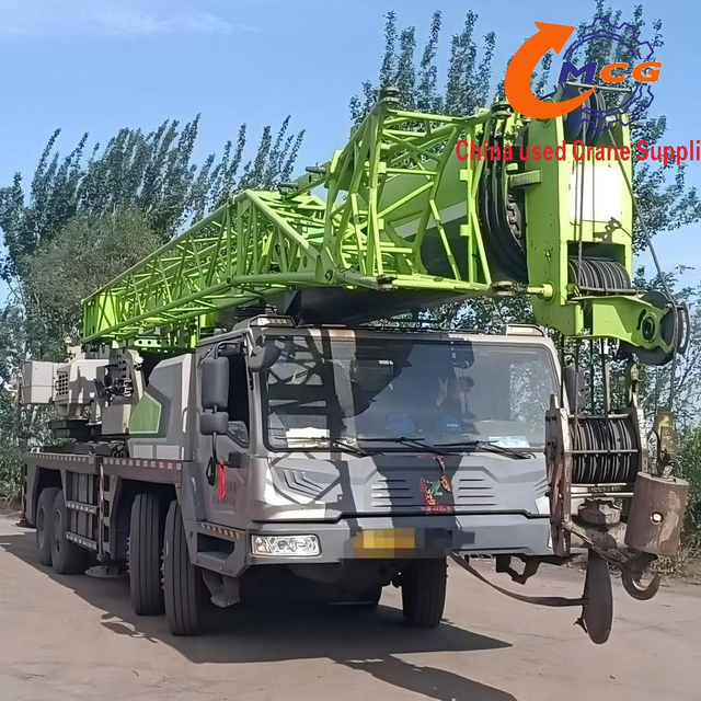 Une fiable de la grue de camion de camion de camion a utilisé un zoomlion de 55 tonnes de 55 tonnes à 5 sections à un prix raisonnable et en excellent état.
