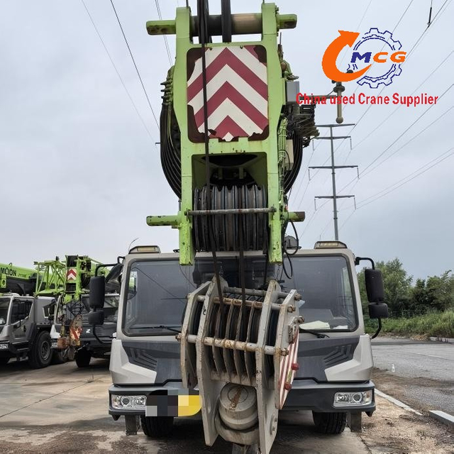 À vendre : Camion-grue Zoomlion 130 tonnes ZTC1300H8 2021 d'occasion, en bonne condition.