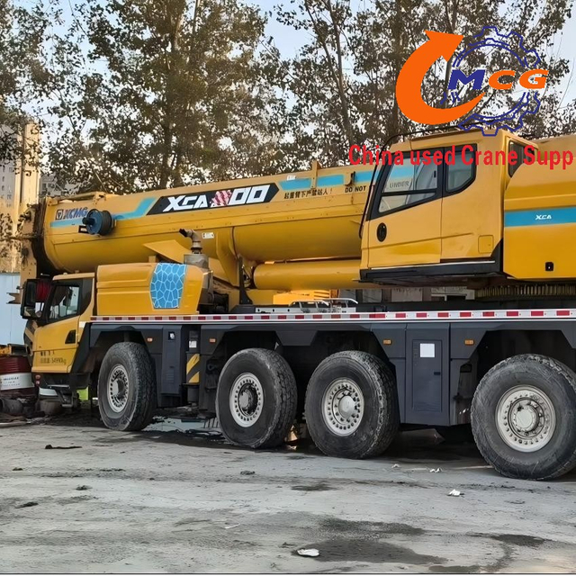 Camion-grue tout terrain XCMG 220 tonnes d'occasion XCA220L7 fabriqué en 2019.