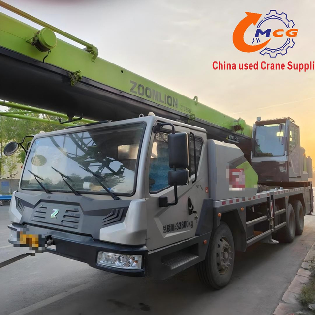 Grue de camion d'occasion Zoomlion 2021, 25 tonnes, flèche à 5 sections, fiable, à prix raisonnable.